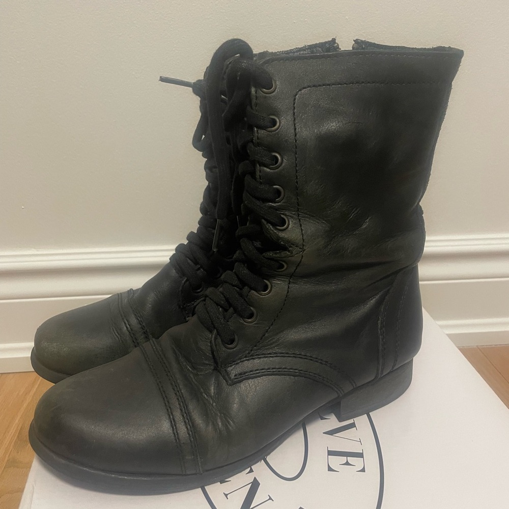 Size 8 Steve Madden Combat Boots.
Slightly worn as seen in photos.